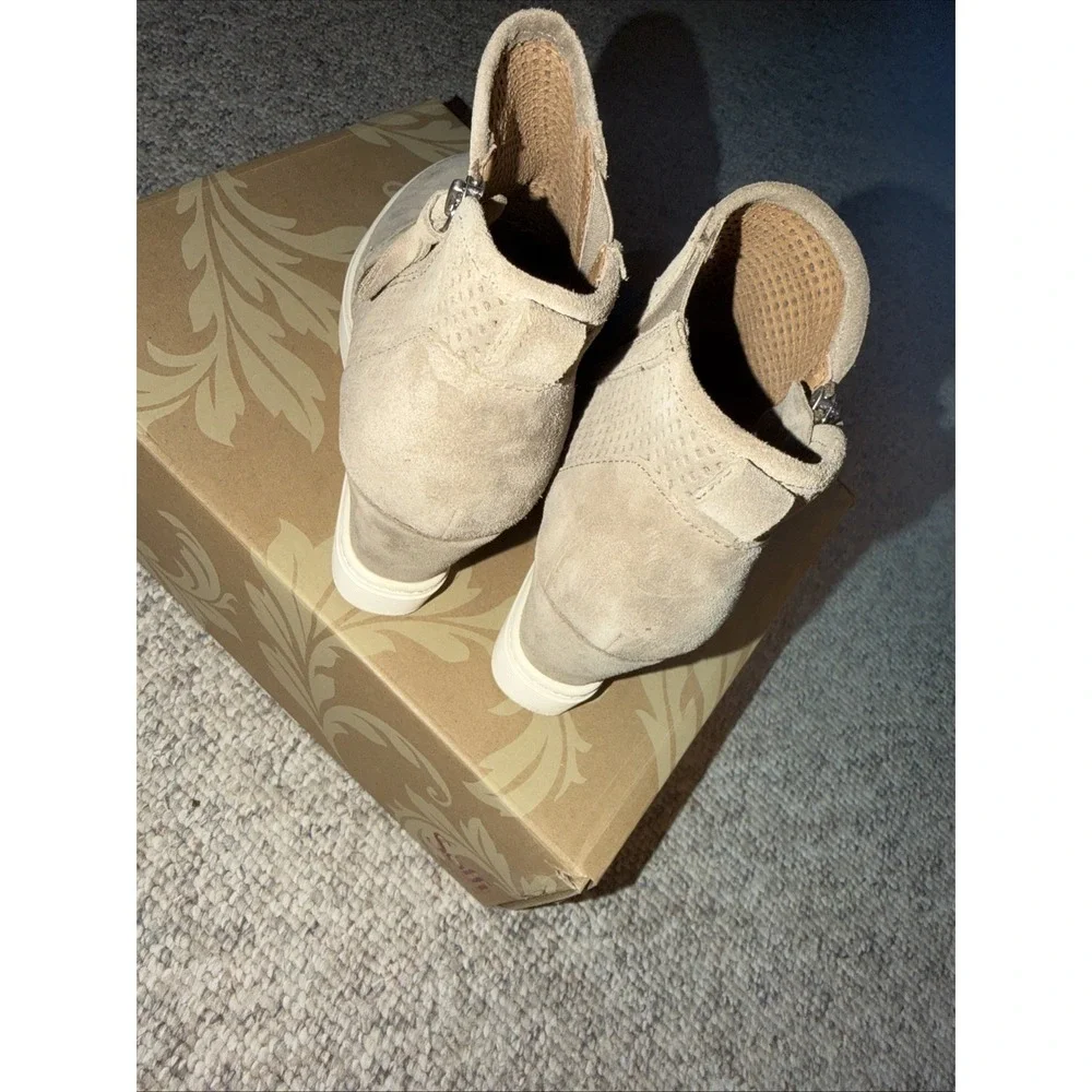 Women's Soffft Size 7.5 Bellview Light Taupe Suede